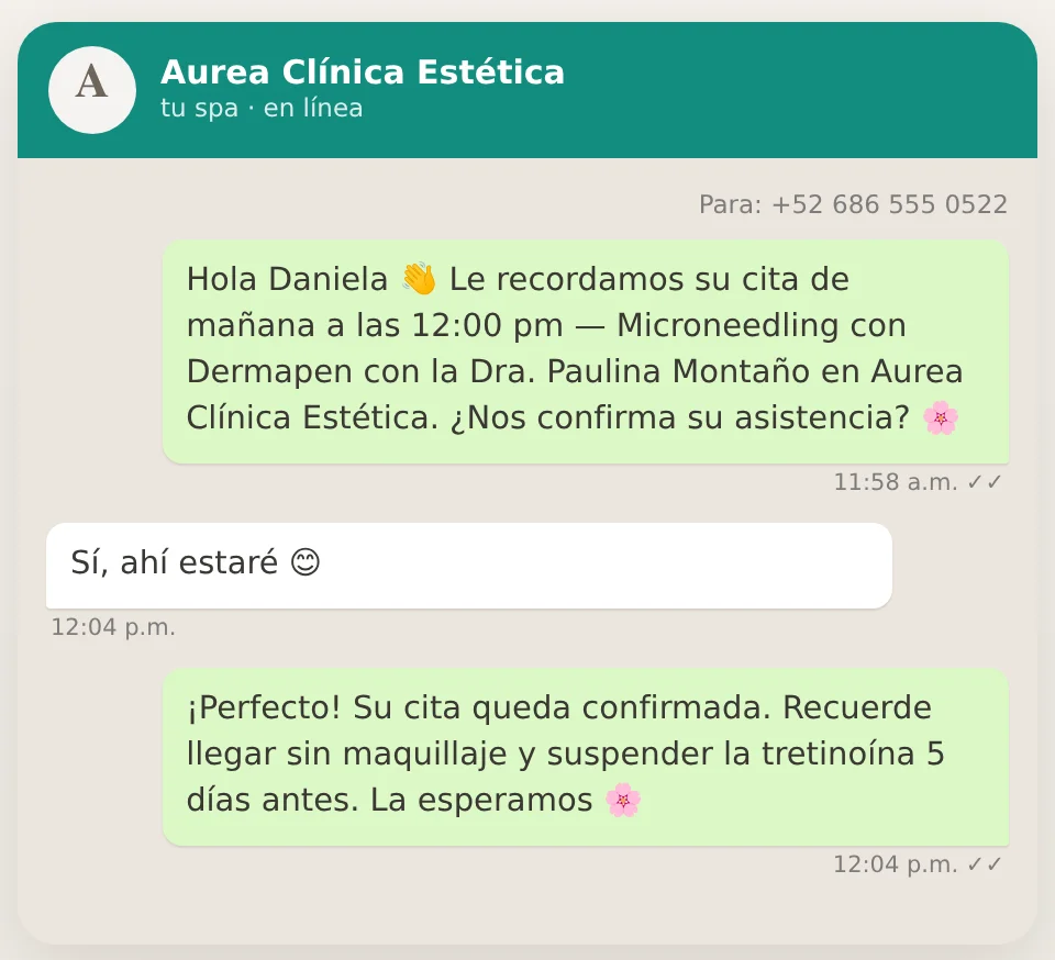 Conversación de WhatsApp: recordatorio de cita con el nombre de la clienta, el servicio y la doctora; la clienta responde «Sí, ahí estaré» y recibe la confirmación con sus cuidados previos